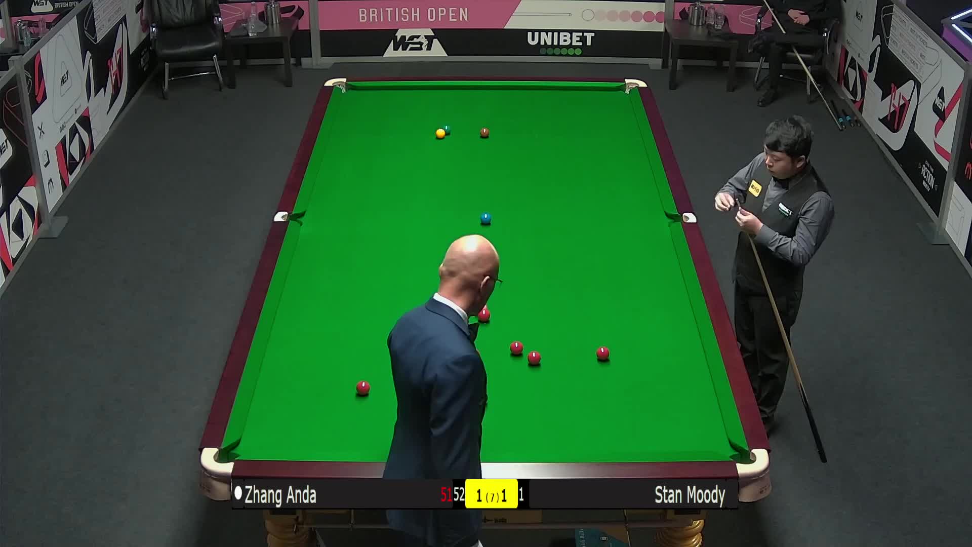 她仰头落泪 她仰头落泪