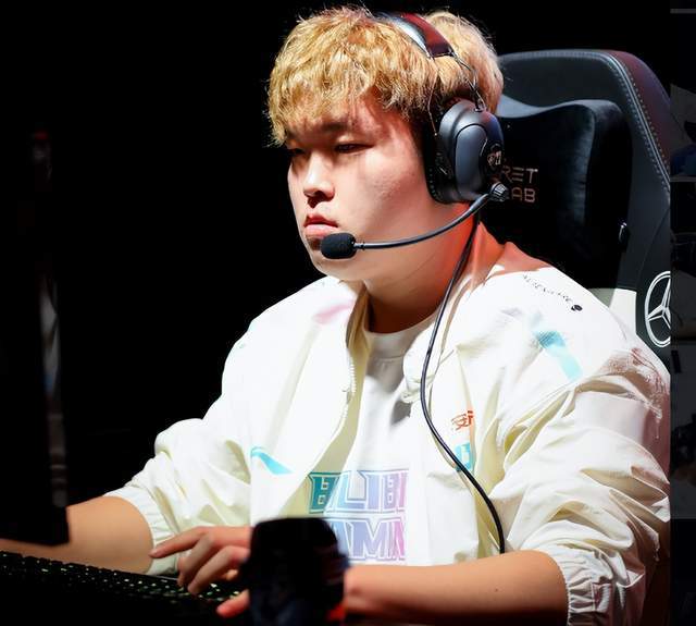 姆巴佩用一 姆巴佩用一